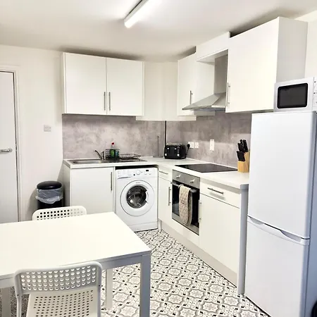 Two Bedroom Flat By Brookland Serviced Short Lets With Free Wifi Apartment Leeds (West Yorkshire)