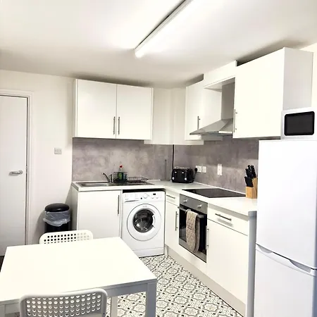 Two Bedroom Flat By Brookland Serviced Short Lets With Free Wifi * Leeds (West Yorkshire)