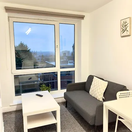 Two Bedroom Flat By Brookland Serviced Short Lets With Free Wifi ليدز
