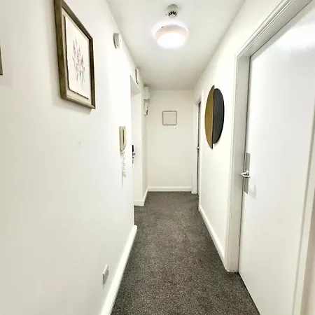 Two Bedroom Flat By Brookland Serviced Short Lets With Free Wifi شقة ليدز