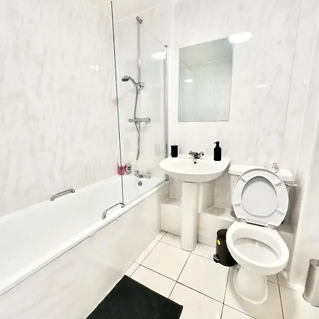 Two Bedroom Flat By Brookland Serviced Short Lets With Free Wifi ليدز