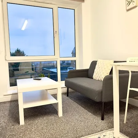 Two Bedroom Flat By Brookland Serviced Short Lets With Free Wifi شقة